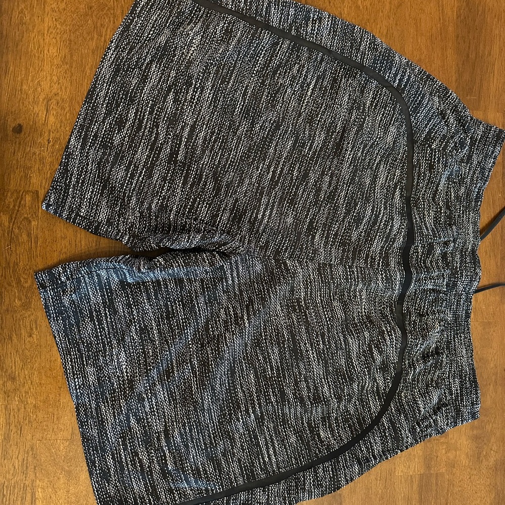 Lululemon Black and Gray 7 in Athletic Shorts - XL